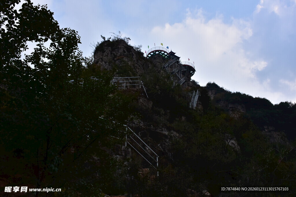 山间景致 峭壁隐于绿树间