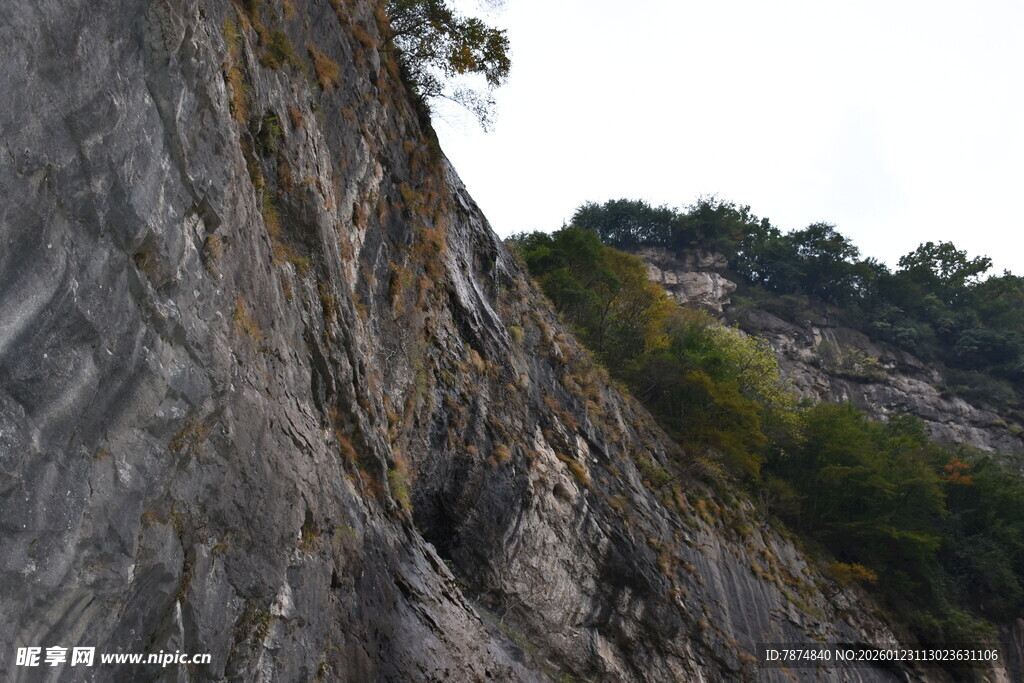 陡峭岩壁与葱郁植被