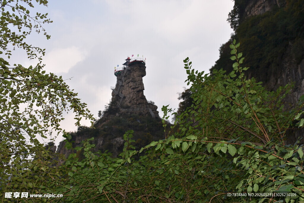 山林间的奇峰异石