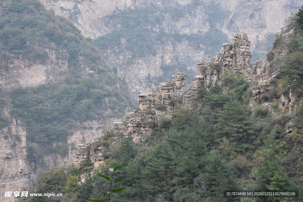 壮丽山峰植被覆盖景观
