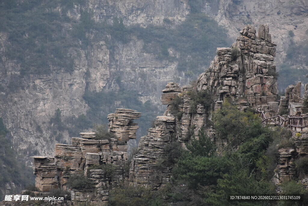 奇峰罗列的壮丽山景