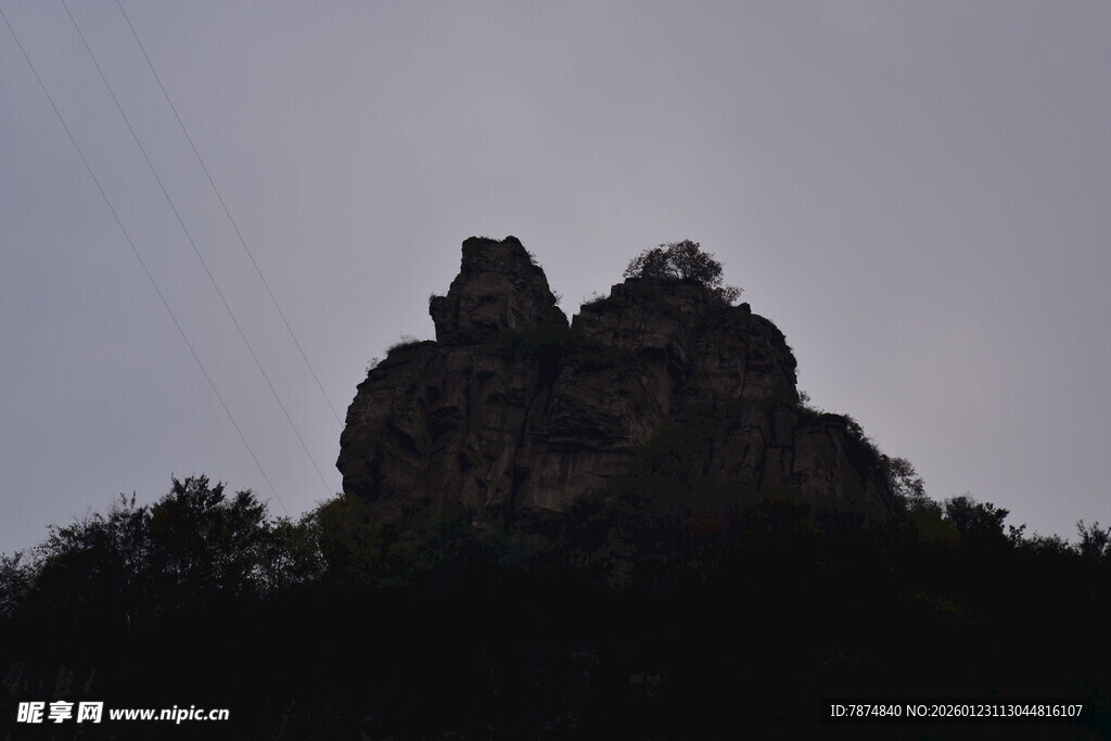 黄昏下的独特山峰轮廓