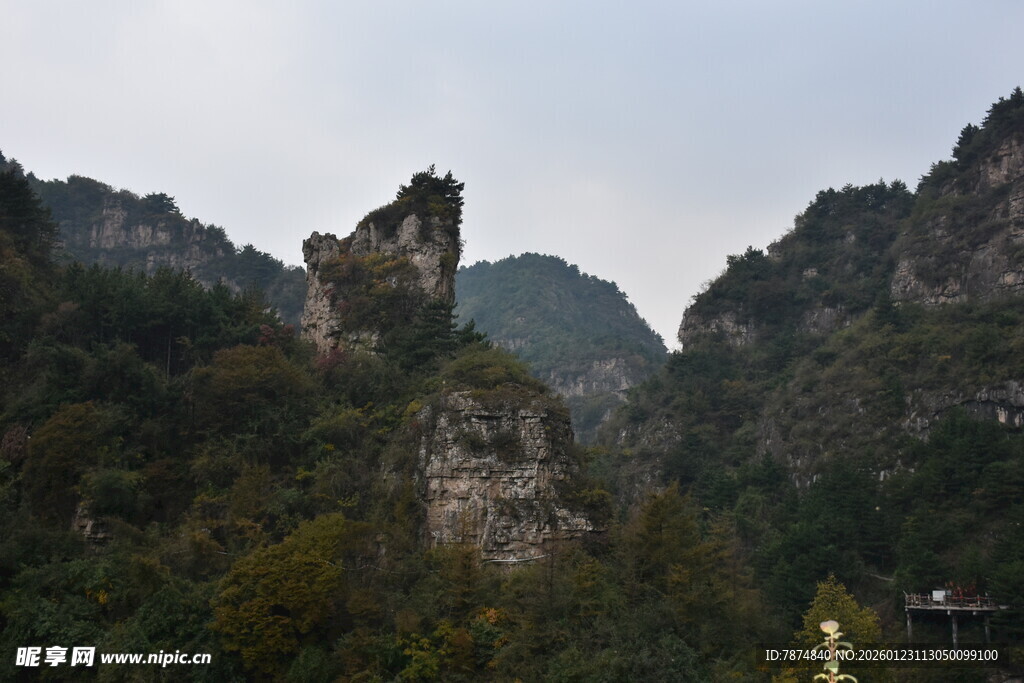 奇峰耸立的壮美山景