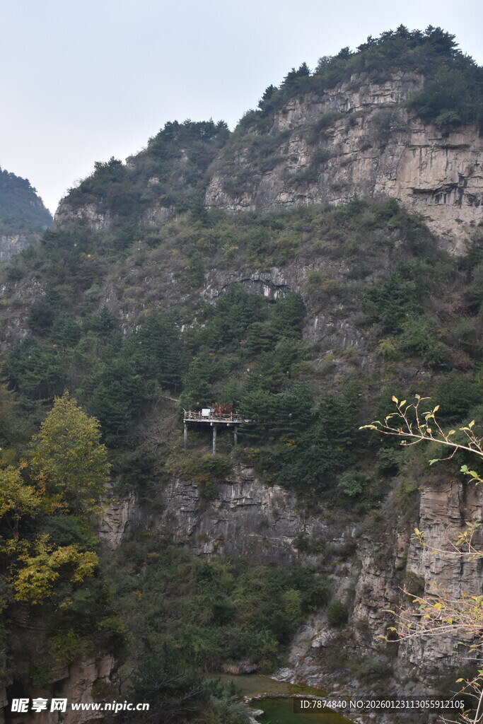 山峦叠翠间的自然景致