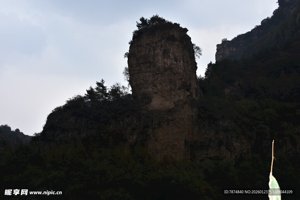 巍峨奇峰屹立山间