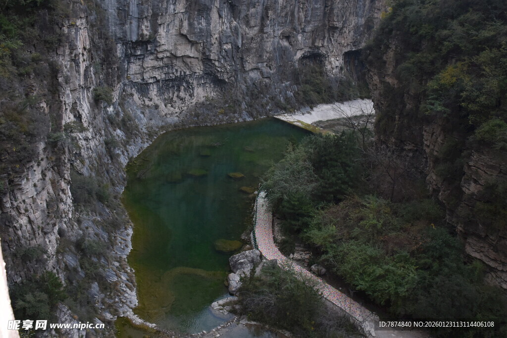 峡谷碧水蜿蜒山间美景