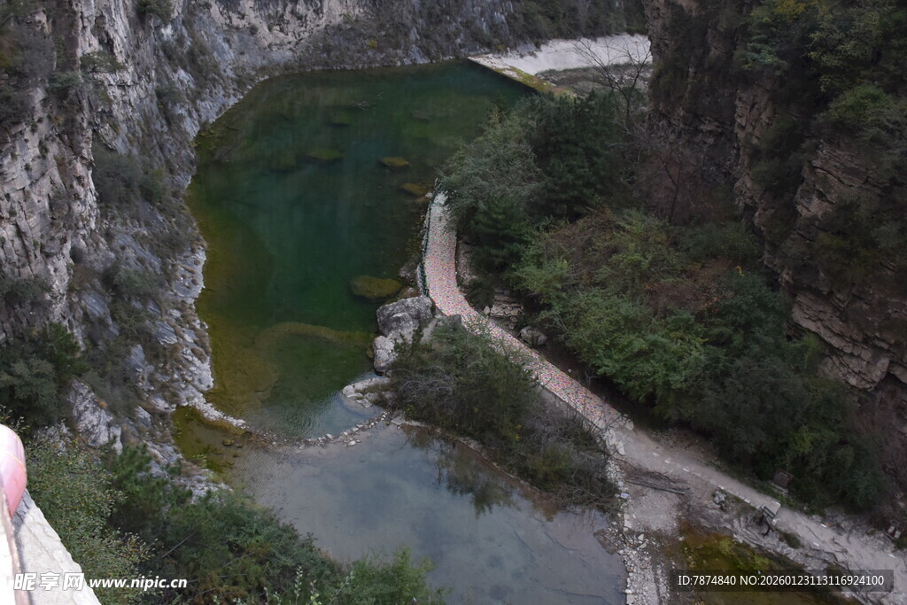 峡谷间蜿蜒河流美景