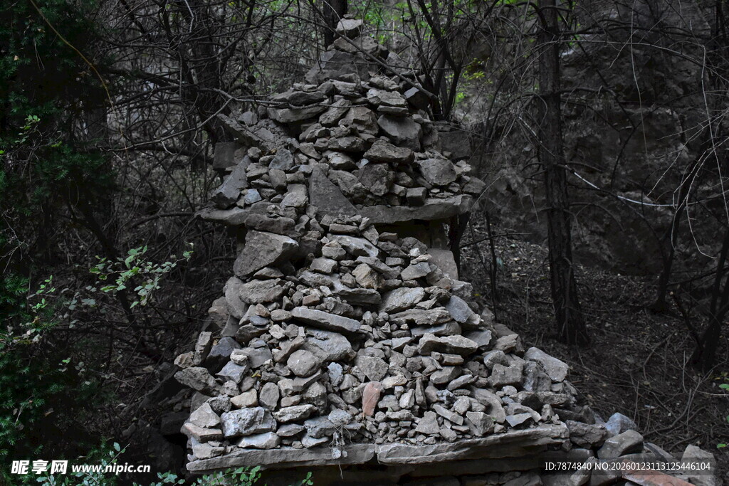 森林中的石堆景观