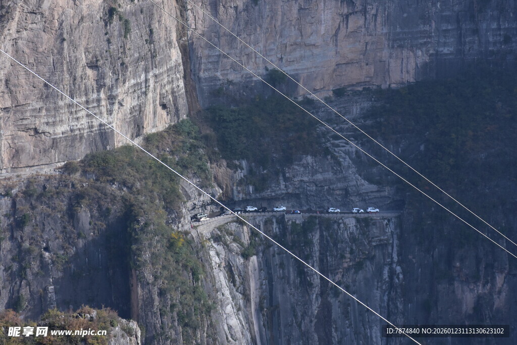 悬崖间的索道景观