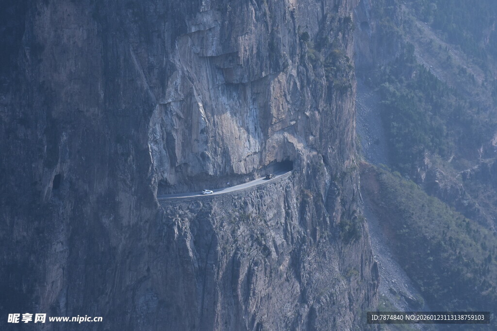 悬崖峭壁间的险峻公路