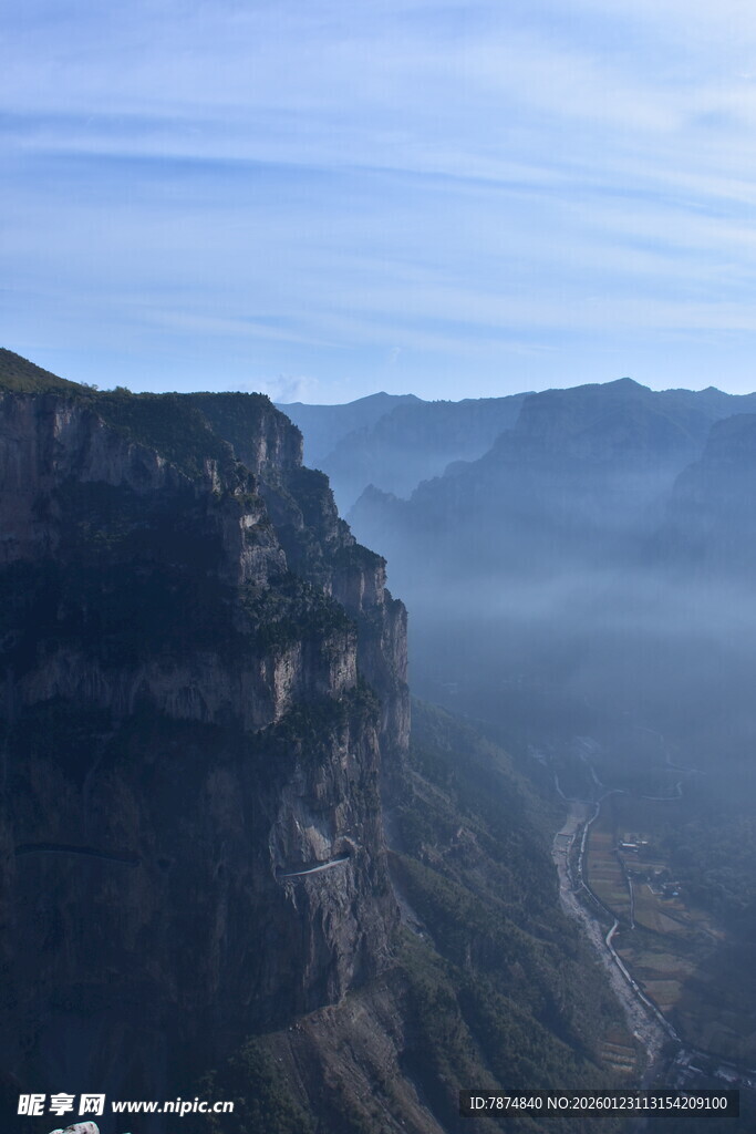 壮丽悬崖景观 云雾缭绕
