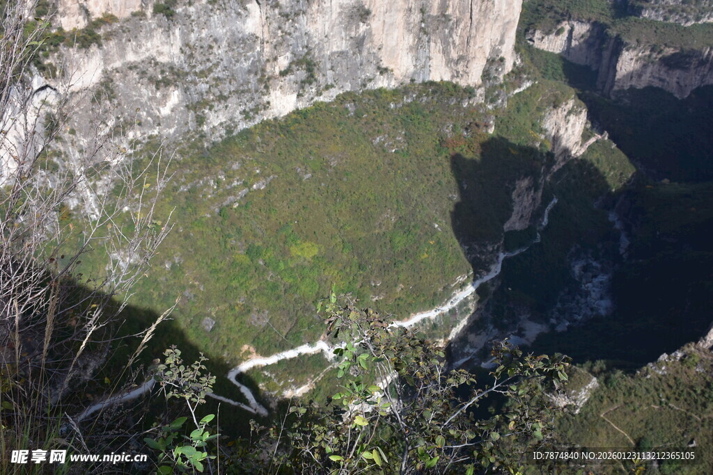 俯瞰山间绿意与蜿蜒道路