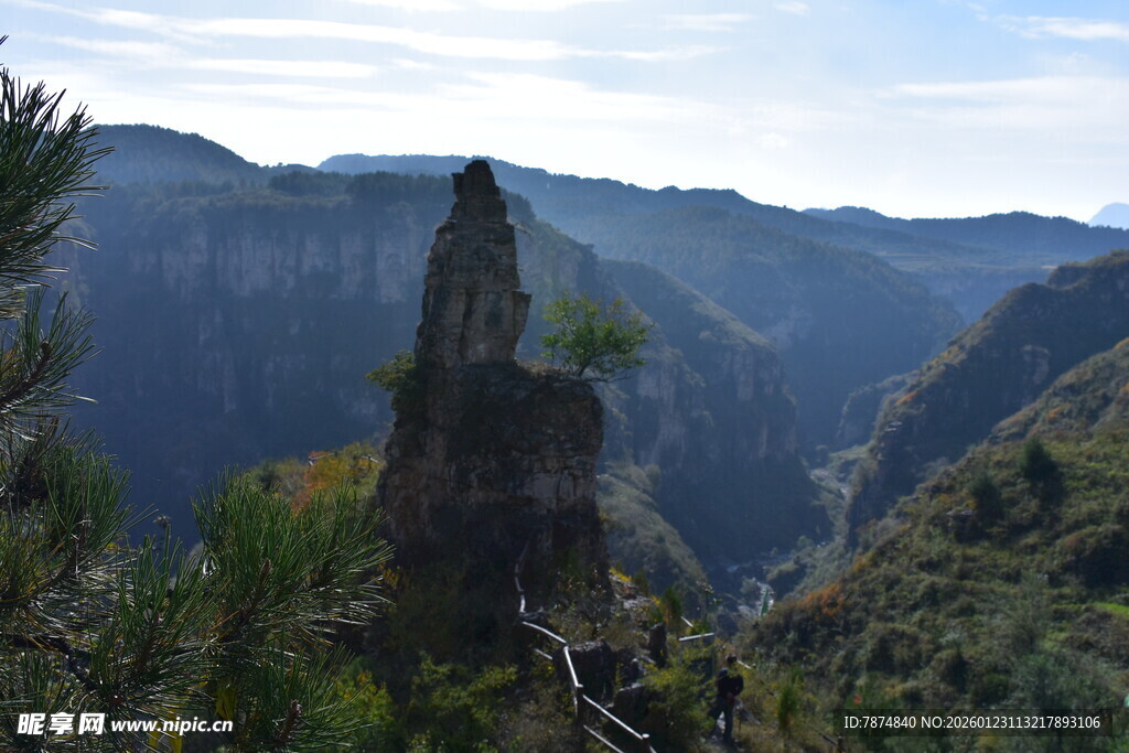 峻峭山峰傲立山谷间