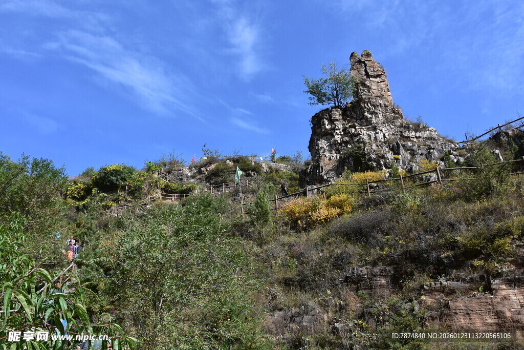山丘上的古老建筑遗迹