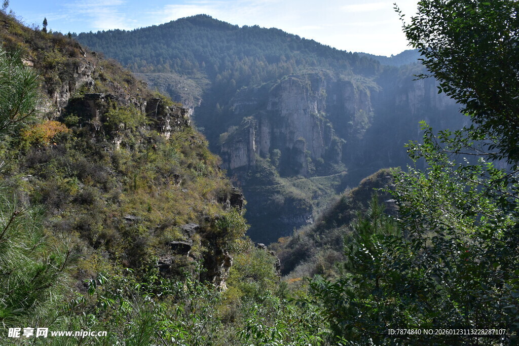 壮丽山间峡谷景色