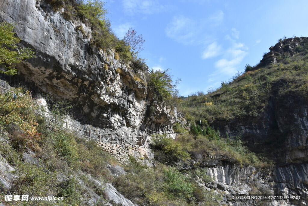 陡峭山崖 绿意点缀