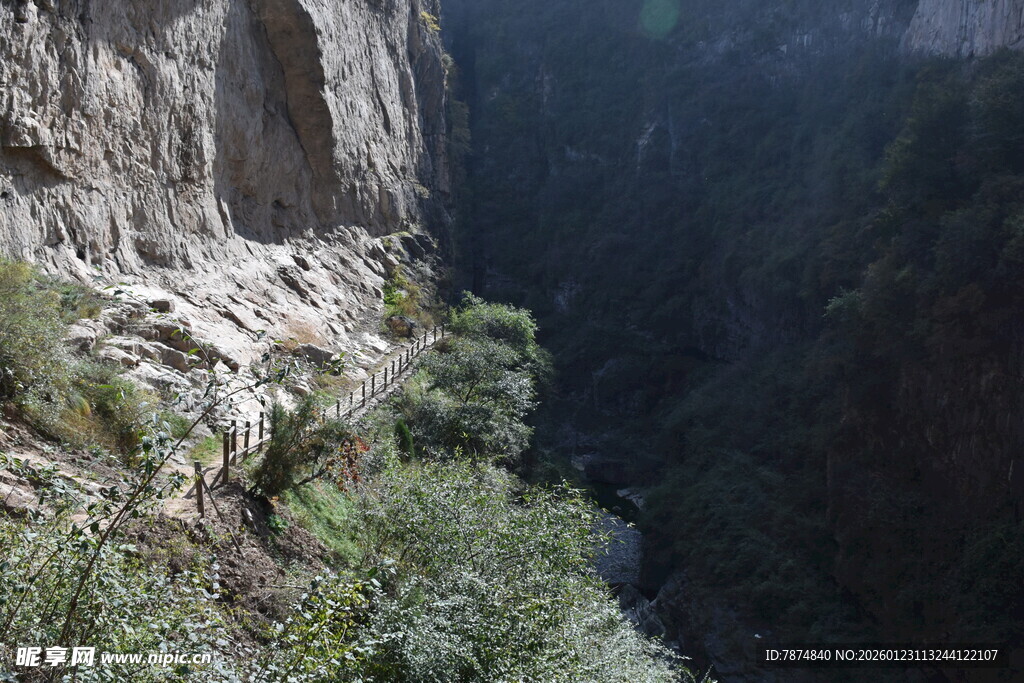 险峻峡谷 植被点缀峭壁