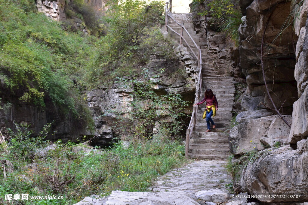 山间小径徒步者穿行