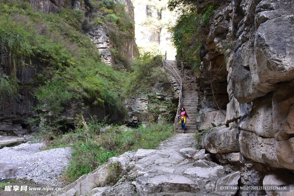 山间小径的徒步风景