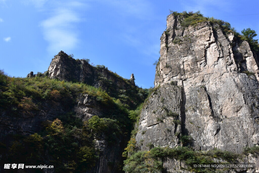 巍峨山峰 尽显自然之壮美