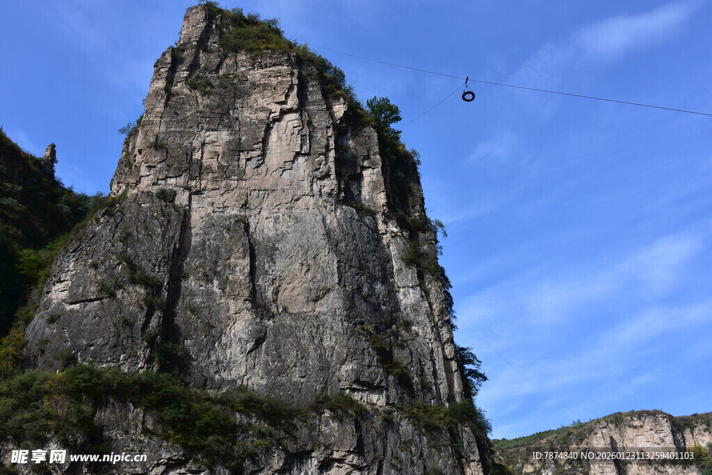巍峨奇峰 蓝天映衬