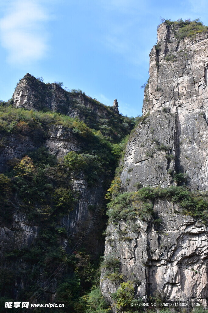 巍峨险峻的陡峭岩石山峰