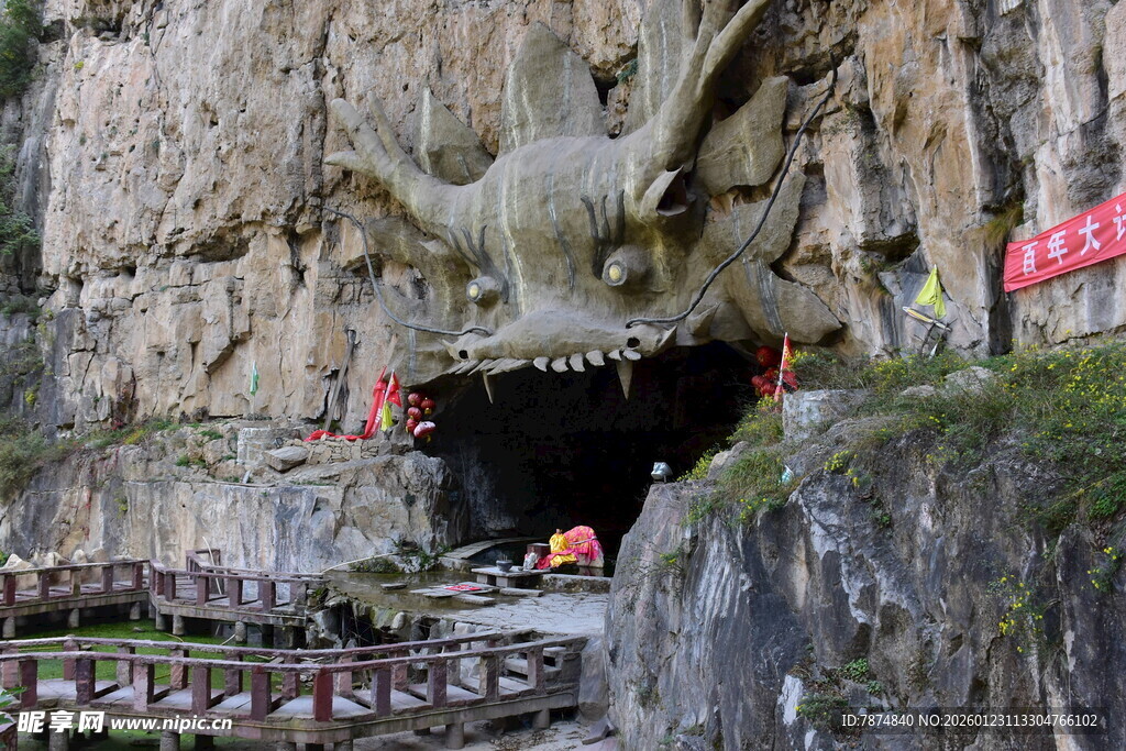 山崖上的巨型怪兽洞穴
