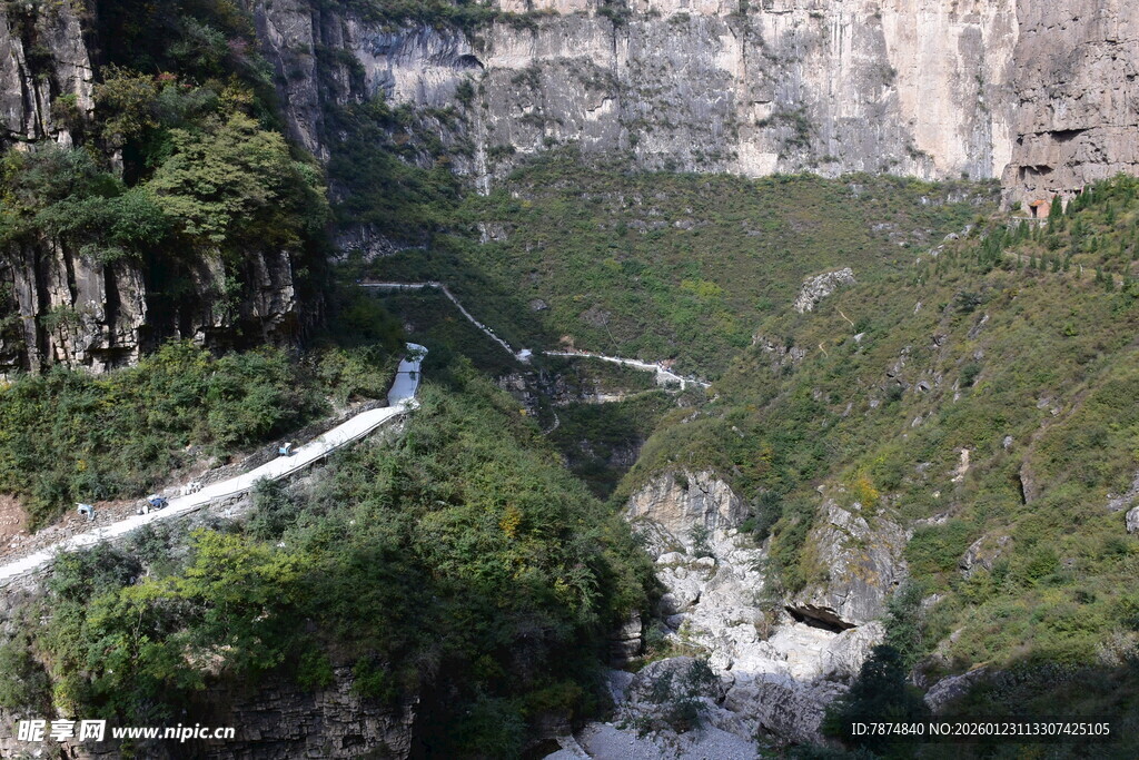 山间蜿蜒公路 绿意盎然