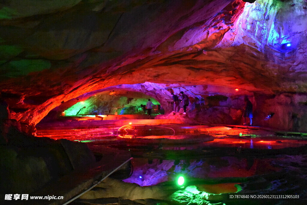 五彩斑斓的地下溶洞景观