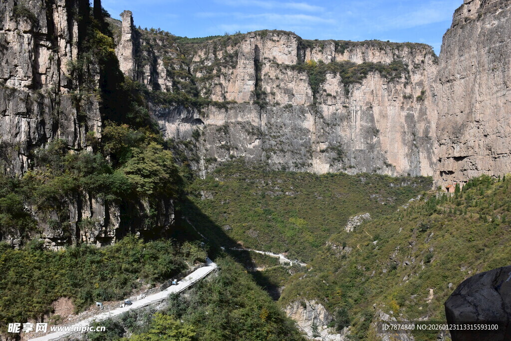 壮丽峡谷间蜿蜒公路景观