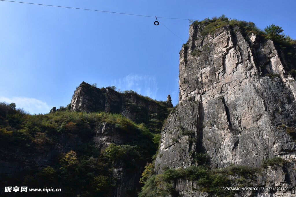 巍峨险峻的高山岩石景观