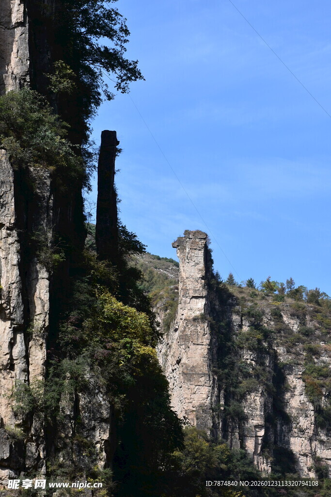 奇峰耸立的壮丽山景