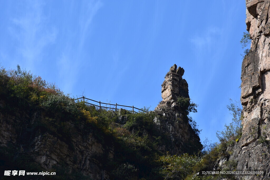 悬崖边的独特石柱景观