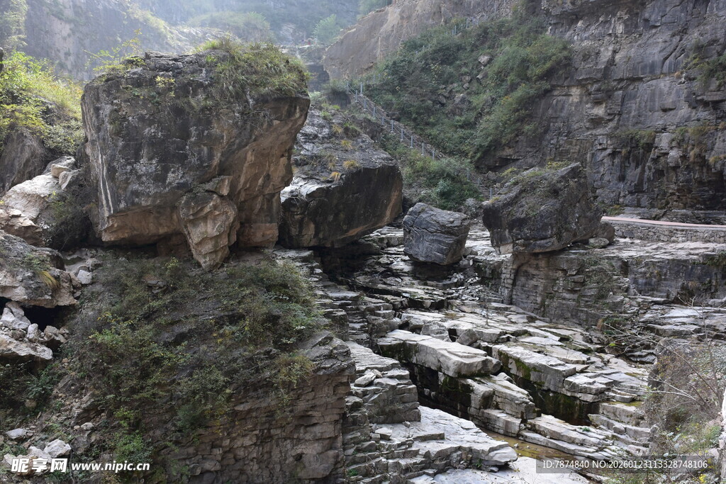山间嶙峋怪石与繁茂植被