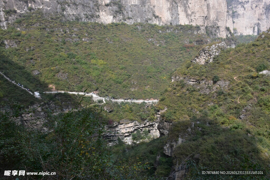 山间蜿蜒公路 绿意盎然