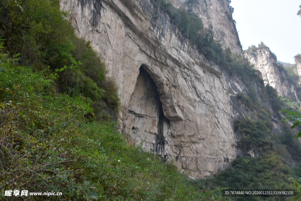 山间峭壁上的奇特洞穴