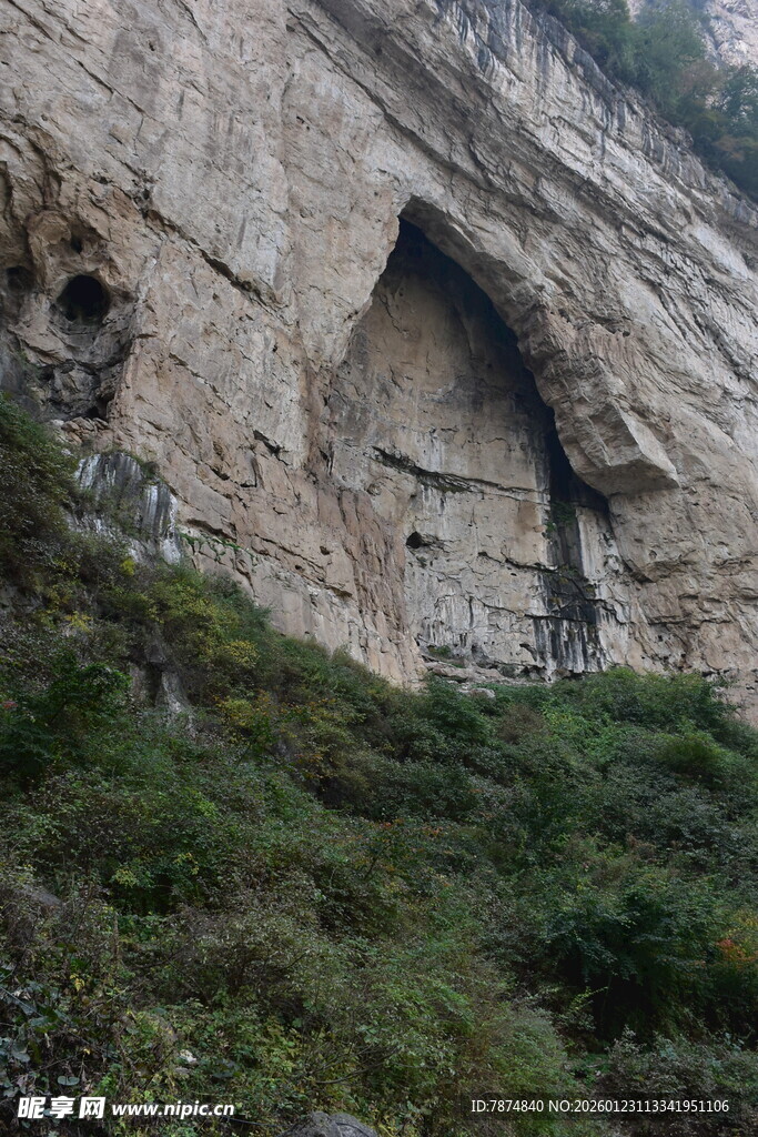 山崖上的神秘洞穴景观