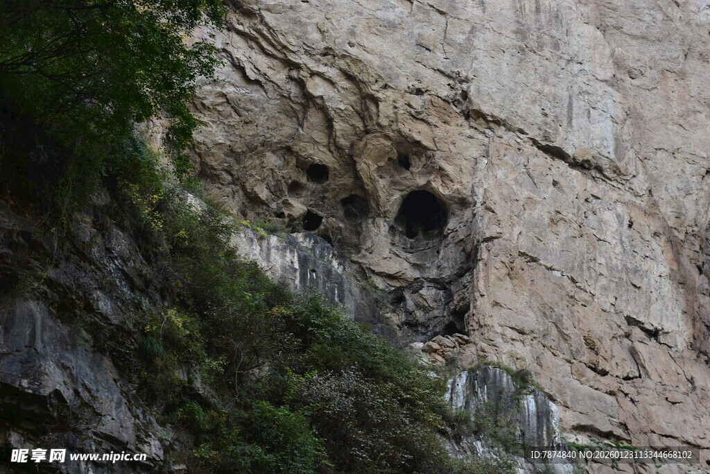 峭壁上的神秘洞穴