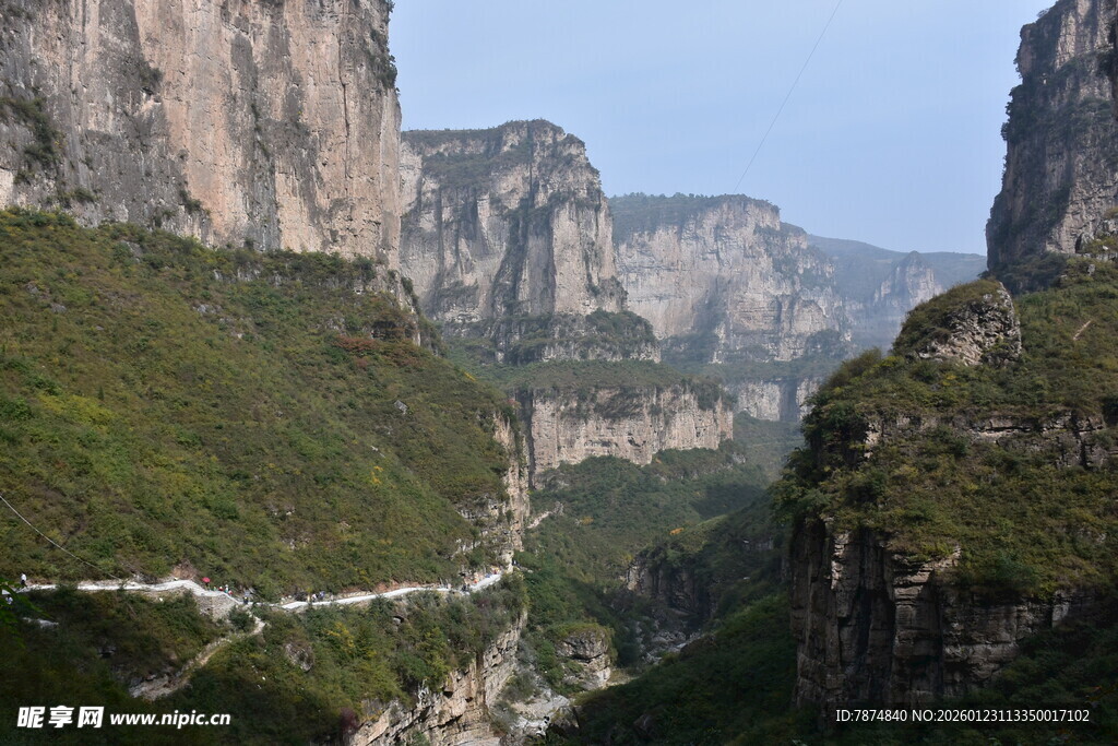 山间蜿蜒公路 壮美峡谷景