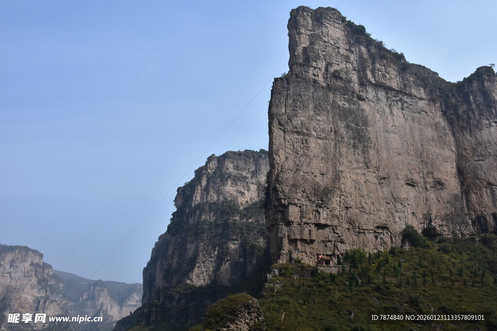 巍峨壮观的陡峭山峰