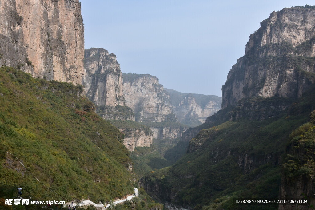 壮丽峡谷间的蜿蜒公路