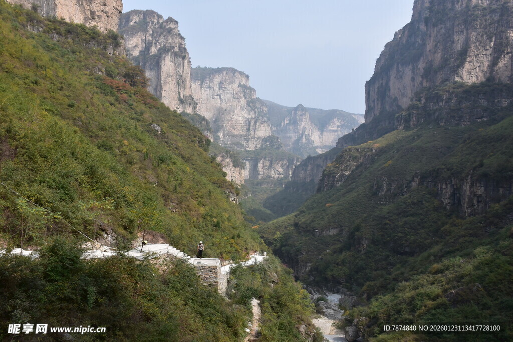 山间公路穿行壮丽峡谷