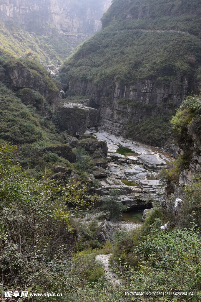 山间峡谷溪流景观