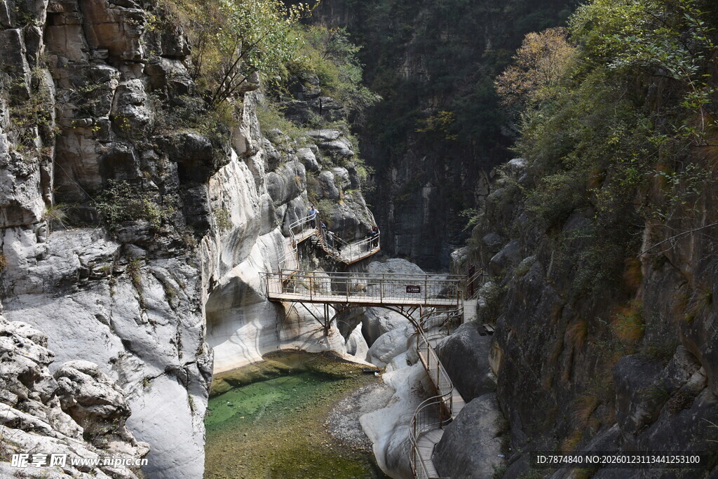 峡谷中的石桥景观