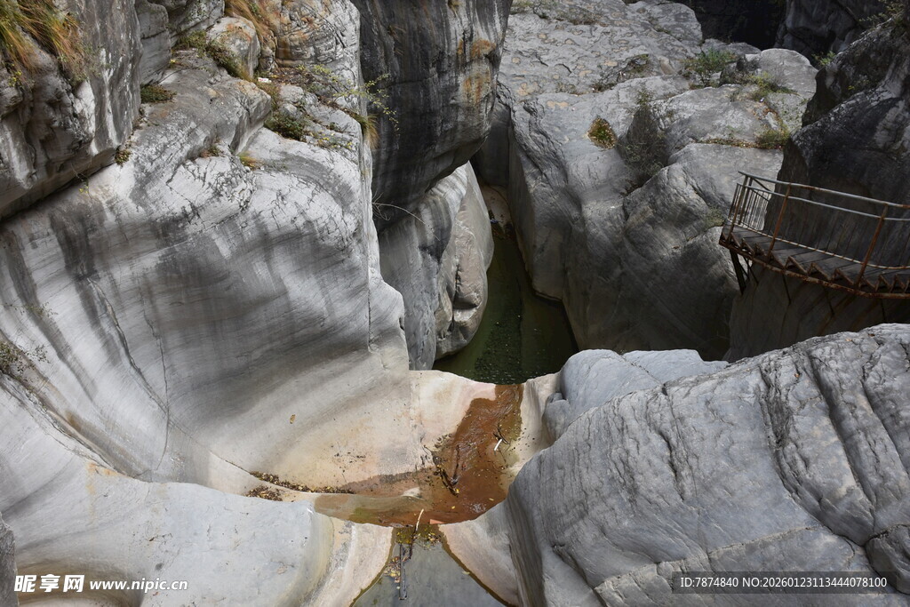 灰白纹理岩石景观
