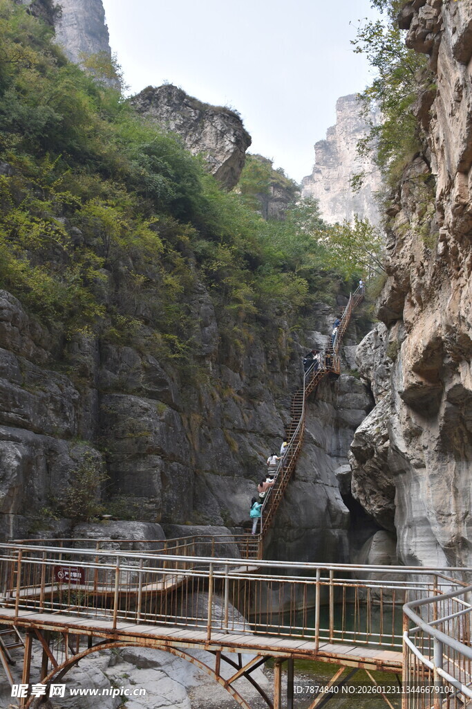 山间栈道 领略自然之美