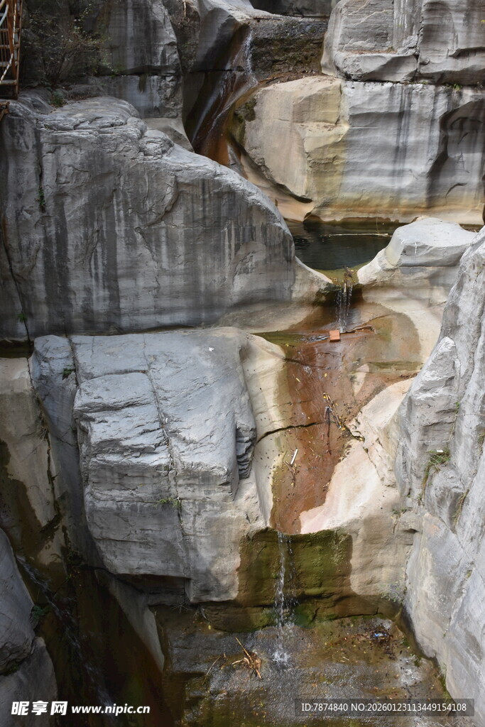 岩石层叠的自然水景