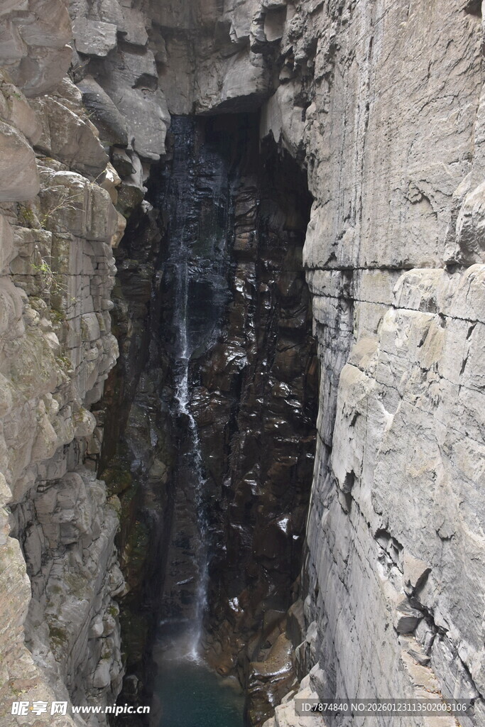 山间石缝中的潺潺溪流