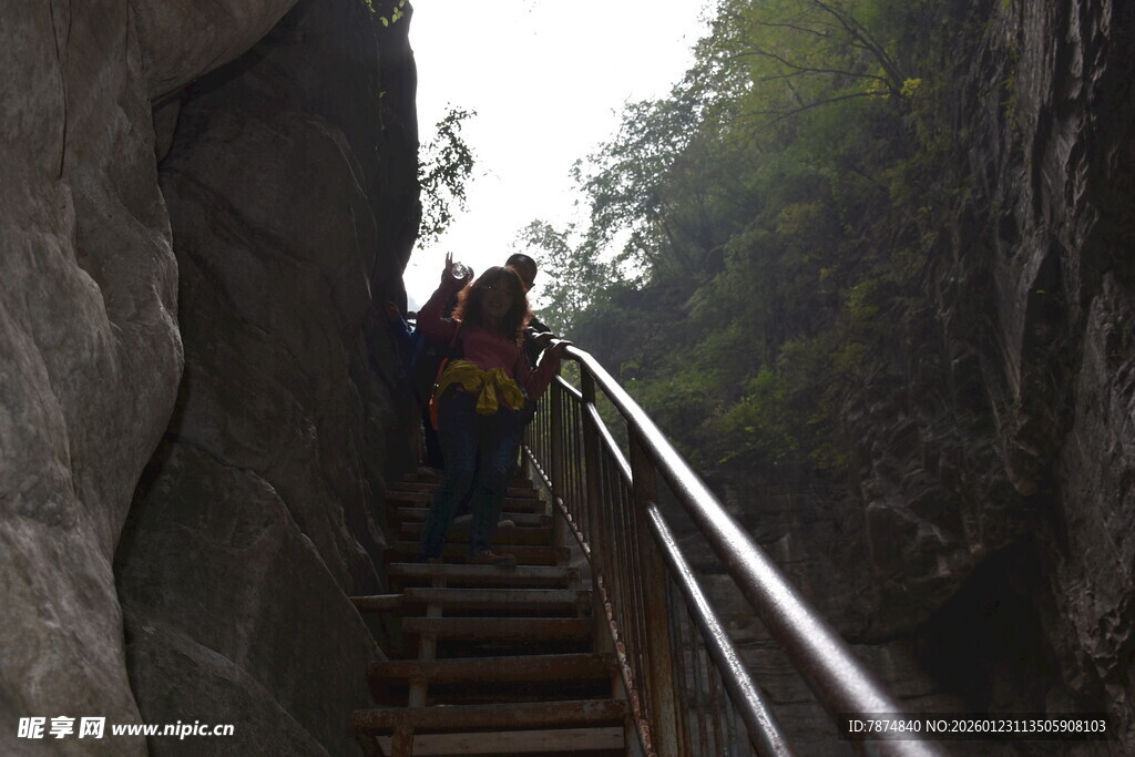 山间徒步者攀登木质阶梯