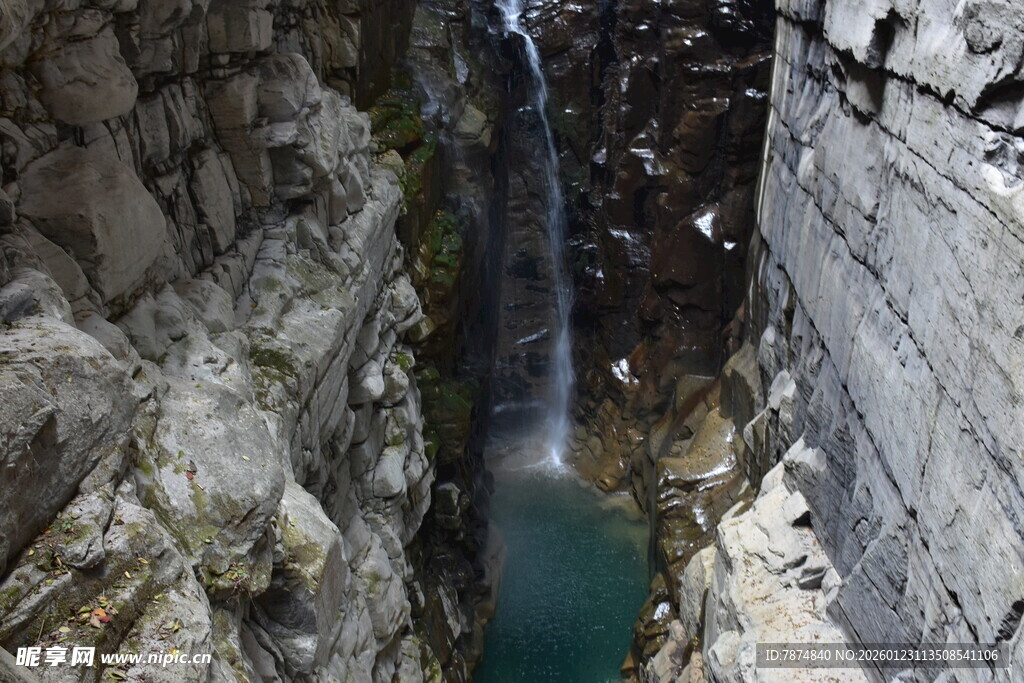 峡谷间的清澈瀑布奇观